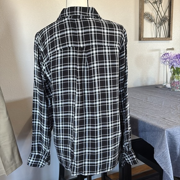 NWOT Banana Republic Women’s Size M Lightweight Flannel Button Down Shirt - Picture 2 of 5